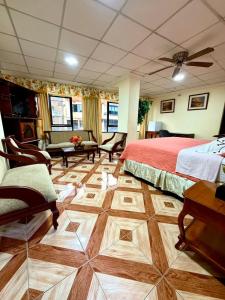 a bedroom with a bed and a wooden floor at Hotel Nivel 5 in Macas