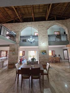 a dining room with a table and chairs at Hospedaria 33 in Barretos