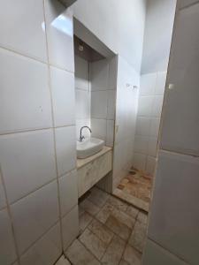 a bathroom with a sink and a mirror at Hospedaria 33 in Barretos