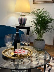 a table with glasses and a bottle of wine at Villa Chamare in Pero