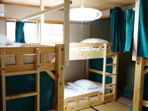 ein Zimmer mit zwei Etagenbetten in der Unterkunft ECO inn in Inazawa