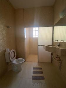 a bathroom with a toilet and a sink at Hotel Pousada Ibituruna inn in São Paulo