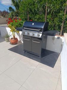 a barbecue grill sitting on top of a patio at Veronica Villa in Partaloa