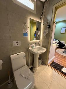 a bathroom with a toilet and a sink at شقة مروج هاوس دخول ذاتي in Hail +7 photos
