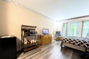 a bedroom with a bed and a television in it at Tremblant Ski Condo, Fast WIFI & Free parking in Mont-Tremblant +31 photos