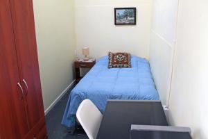 En eller flere senge i et værelse på Hostal Koala