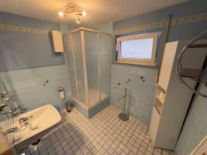a bathroom with a sink and a shower at Monteurenwohnung Chez Danou in Idar-Oberstein