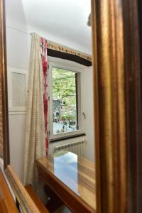 a room with a table and a window at The Vernazza Main Plaza - Rooms & Suites in Vernazza +119 photos