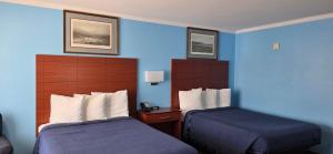 a hotel room with two beds and blue walls at Fontana Village Inn in Lake Geneva