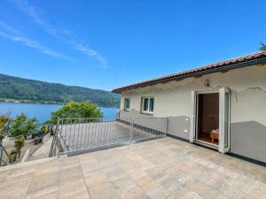 a house with a balcony with a view of a lake at Apartment Franz in Sattendorf