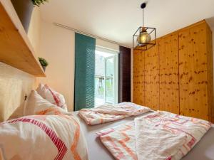 a bedroom with two beds and a window at Apartment Franz in Sattendorf