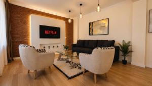 a living room with a couch and a table at YFB I 130m2 Designwohnung mit 2 Bädern in Gera