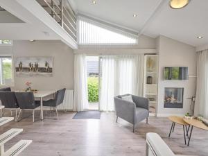 a living room with a table and chairs at Vogeltrek in Kattendijke