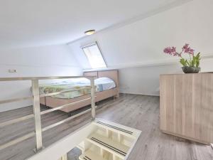 a room with a bunk bed and a desk at Vogeltrek in Kattendijke