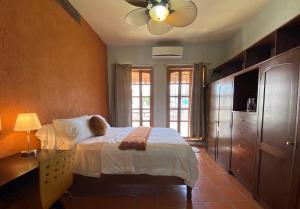 a bedroom with a bed and a ceiling fan at Departmento en Barrio Antiguo in Monterrey