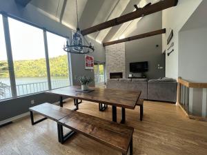 a living room with a table and a couch at Lakehouse Paradise in Val des Monts