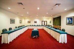a conference room with chairs and a red carpet at Vila Gale Ericeira in Ericeira