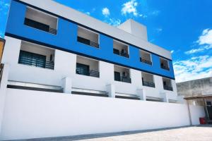 an apartment building with a blue and white facade at Centro: Flat p/ 4 pessoas + Vaga in Brusque +16 photos