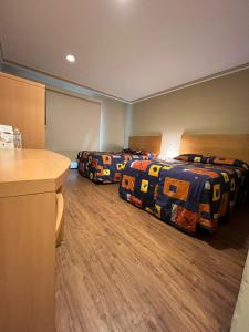 ein Hotelzimmer mit zwei Betten in einem Zimmer in der Unterkunft Hotel del Principado in Mexiko-Stadt + 21 Fotos
