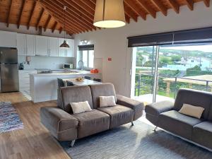 a living room with a couch and a kitchen at Casa do Galante in Nordeste