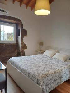 a bedroom with a bed and a window at Casa do Galante in Nordeste