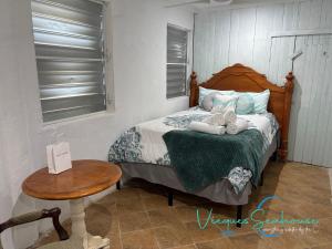 a bedroom with a bed with two stuffed animals on it at Cozy chill island roundhouse magic 2 miles from beach-The Vieques Seahouse in Moscou +8 photos