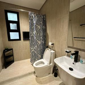 a bathroom with a toilet and a sink at مساكن المها - شقق وأستديوهات - بتأثيث متكامل ومريح in Al Khobar +24 photos