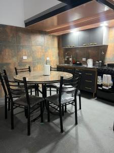 a dining room with a table and chairs in a kitchen at Hospedaje DUDOMU in Buenos Aires