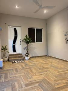 an empty room with a wooden floor and a window at Casa Alma de Mar in Brisas de Zicatela