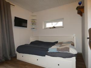 a bedroom with a bed with a tv on the wall at fewo1846 - Hofzimmer - ländlich gelegene Auszeit für zwei Personen in Handewitt