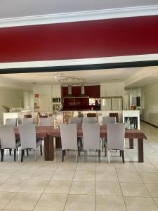 a dining room with a long table and chairs at Mudgee Gardens Stayz in Mudgee