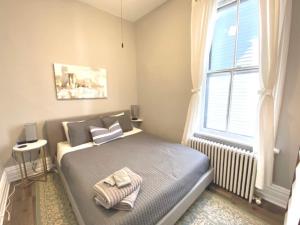 a bedroom with a bed and a window at Walk to Wrigley 3BR1BA Sleeps 8 Free Parking in Chicago