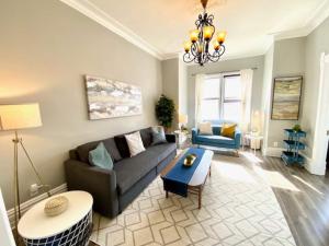 a living room with a couch and a table at Walk to Wrigley 3BR1BA Sleeps 8 Free Parking in Chicago +25 photos