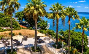 an aerial view of a patio with palm trees and the ocean at Apartamento Vista Ponte in Niterói