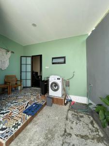 a room with a washing machine on the wall at Casa de Lisa in Tjakranegara