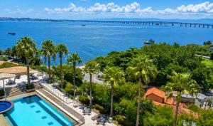 an aerial view of a resort with a pool and a pier at Apartamento Vista Ponte in Niterói