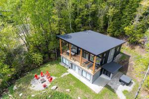 an overhead view of a tiny house in the woods at Käbane OPeak - Mezzanine sur le Fleuve in Les Éboulements