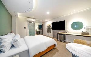a hotel room with a bed and a television at Hound Hotel Incheon Seogu in Incheon