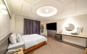 a hotel room with a bed and a sink at Hound Hotel Incheon Seogu in Incheon