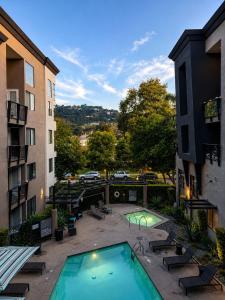 a swimming pool in a courtyard of a building at Universal Stays Hollywood-Seconds to Universal Studios in Los Angeles