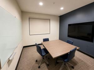 a conference room with a table and chairs and a screen at Universal Stays Hollywood-Seconds to Universal Studios in Los Angeles +20 photos