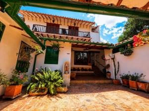 an exterior view of a house with a courtyard at Posada Sueños de Antonio in Barichara