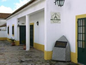 un bâtiment avec un panneau sur son côté dans l'établissement Monte da Amoreira, à Elvas