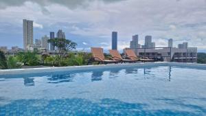 Bazén v ubytování Dday Luxury Pattaya by D-Eco Wellness Centre nebo v jeho okolí