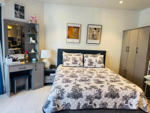 a bedroom with a bed and a desk at Carolina Peach, Studio unit E-6H Tambuli Resort! in Maribago +29 photos