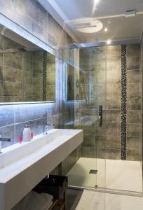 Ένα μπάνιο στο Abri Cosy - Suite Romantique
