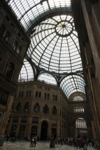 ナポリにあるStudios Galleria Umberto Iの大きなガラスのドーム型天井の大きな建物