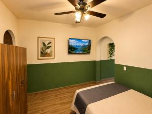ein Schlafzimmer mit Bett und Deckenventilator in der Unterkunft Privada Guadalupe in Monterrey