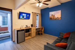 ein Wohnzimmer mit Sofa und Schreibtisch in der Unterkunft Privada Guadalupe in Monterrey