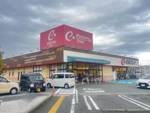 a car dealership with cars parked in a parking lot at 蓮子川Room in Hamamatsu